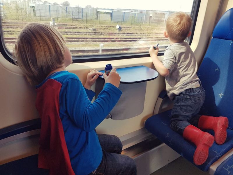 Schuldenaar Herdenkings Bevatten Column: Ging een moeder met twee kinderen in de trein... | Volmaakt  Onvolmaakt